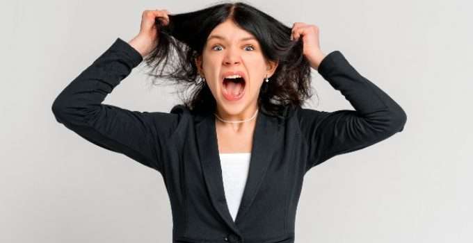 mujer se agarro su pelo negro desesperada
