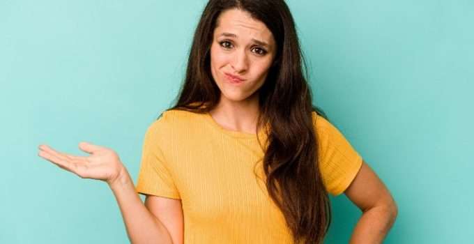 mujer con gesto de excepticismo