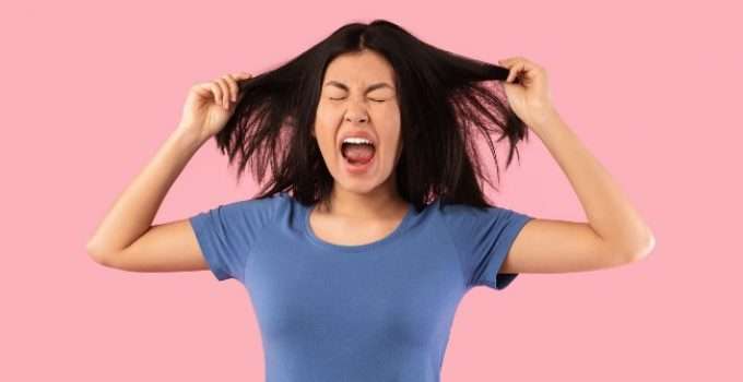 mujer agarrándose los pelos porque no le gusta el color