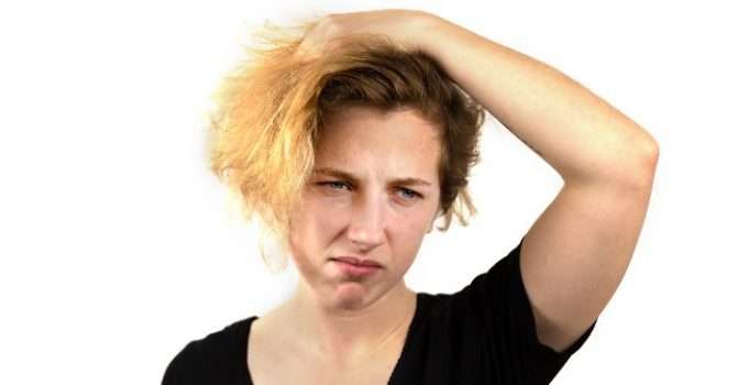 mujer preocupada por color de su pelo decolorado