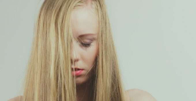 mujer triste por su pelo rubio muy amarillo