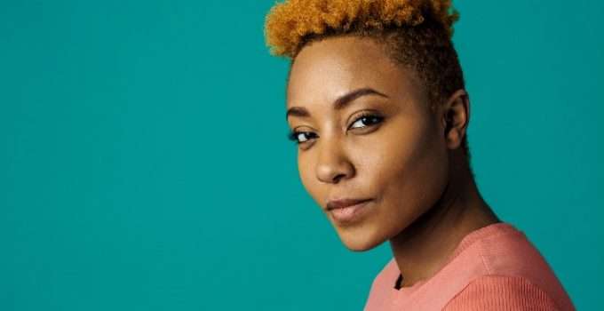 mujer con pelo naranja decolorado