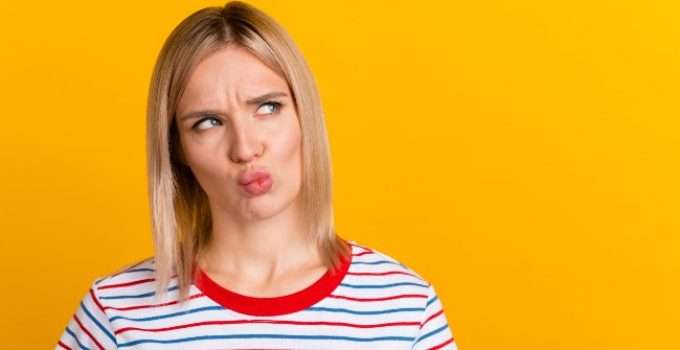 mujer con muchas dudas y ceño fruncido