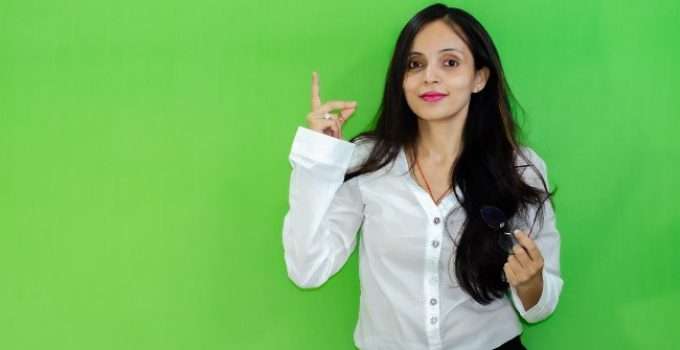 mujer con gesto de buena idea