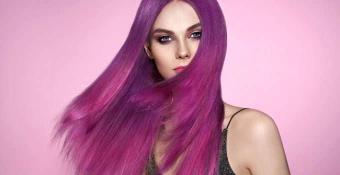 mujer con pelo teñido de morado