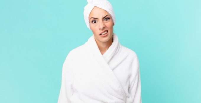 mujer con pelo envuelto en toalla