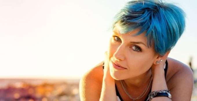 mujer de pelo azulado