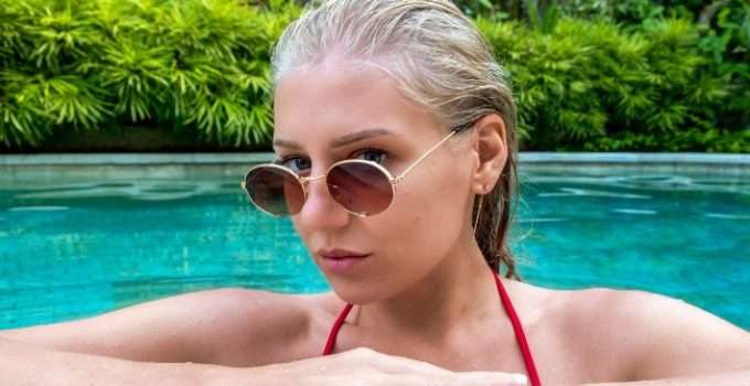 mujer rubia en piscina
