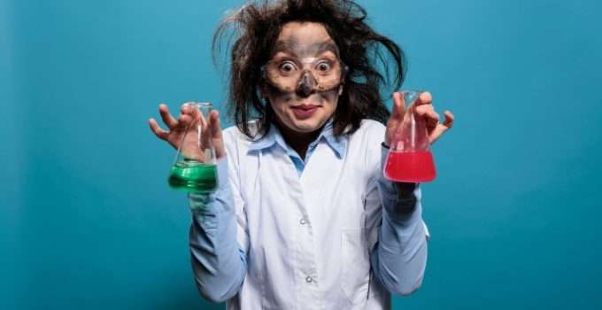 mujer con frascos de experimentos