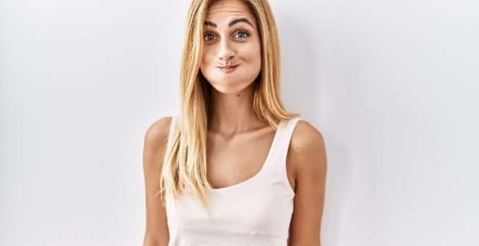 mujer con gesto gracioso