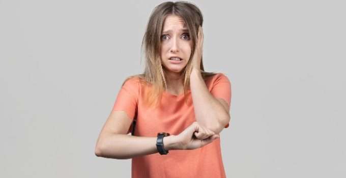 mujer de pelo claro controla el tiempo impaciente