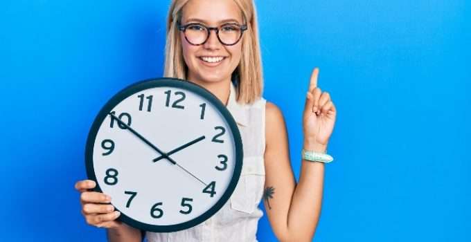 mujer con pelo decolorado pensando en tiempo