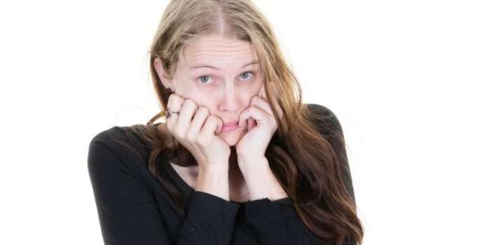 mujer de pelo claro asustada