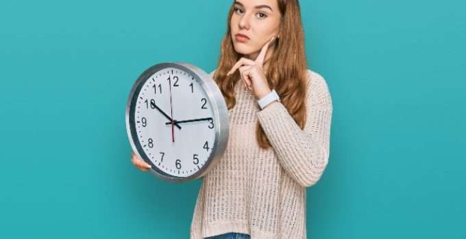 mujer con reloj en la mano