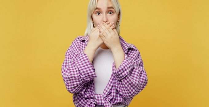 mujer se tapa la boca con miedo