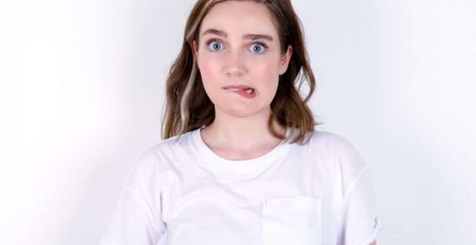 mujer se muerde los labios