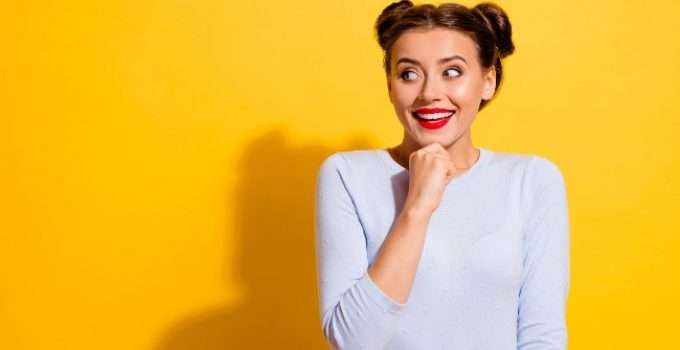 mujer sonríe con expectativas