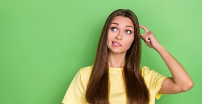 mujer de pelo claro largo piensa