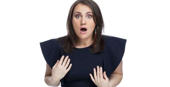 mujer con ojos abiertos