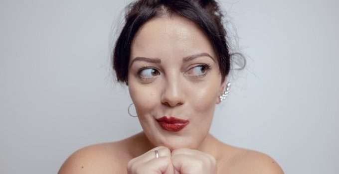 mujer que mira hacia el costado