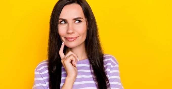 mujer de pelo largo oscuro piensa expectante