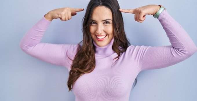 mujer señala con sus dos manos su pelo