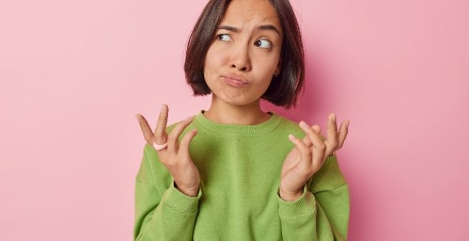 mujer mira para el costado con dudas