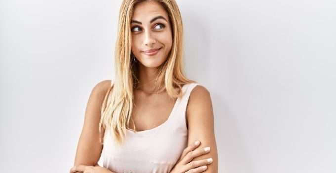 mujer con pelo rubio