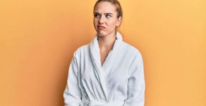 mujer en bata de baño