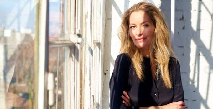 hermosa mujer de pelo teñido bajo el sol