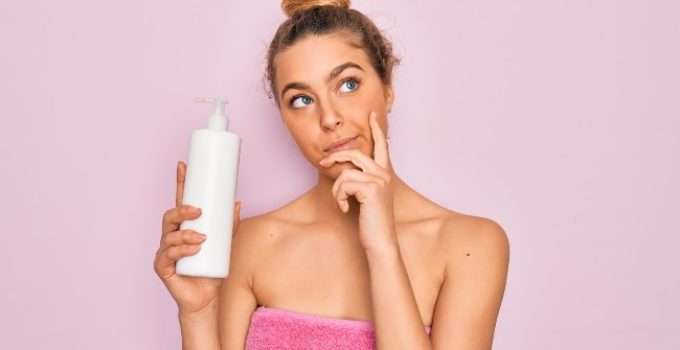 mujer pensativa con envase en la mano