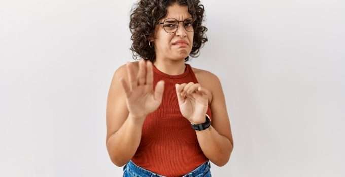 mujer de pelo oscuro con cara de asco