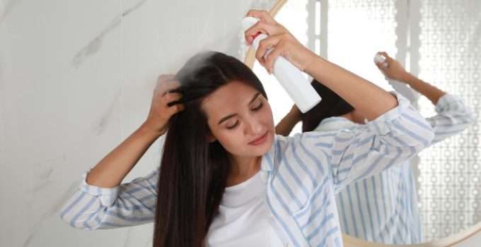 mujer aplica shampoo seco antes de reflejos
