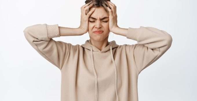 mujer con lowlights se agarra la cabeza