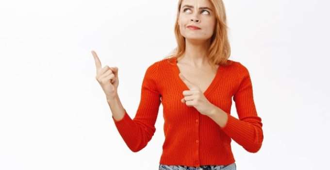 mujer con la mirada y dedo hacia arriba pensativa