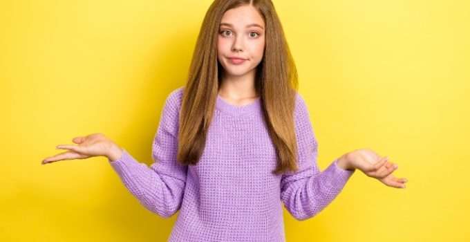 mujer con gesto de pregunta y pelo bien tratado