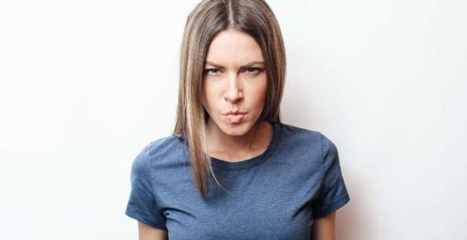 mujer con pelo grisáceo en lugar de rubio enojada