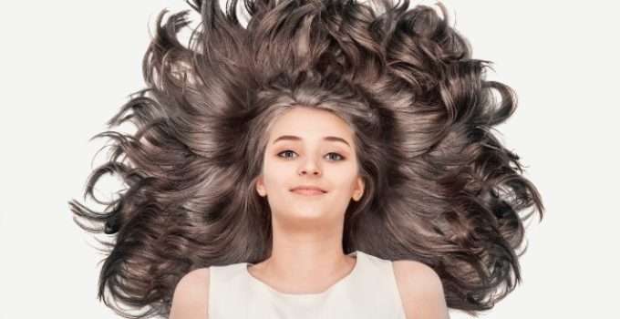 mujer triste y melancólica con pelo gris