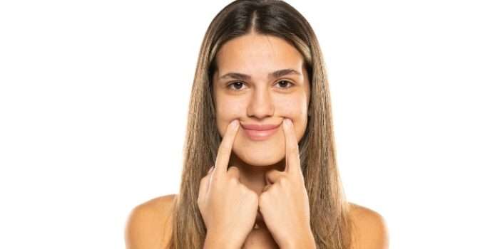 mujer con pelo con reflejos fuerza la sonrisa