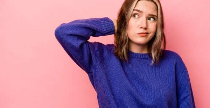 mujer con reflejos y gesto de duda