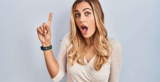 mujer rubia con gesto de tener una idea