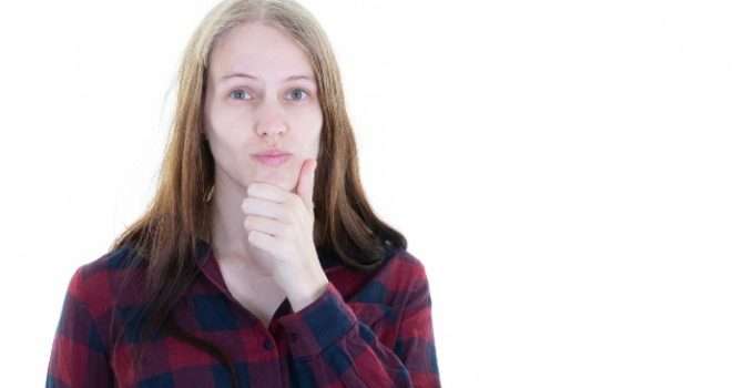 mujer con color de pelo desparejo y gesto de duda