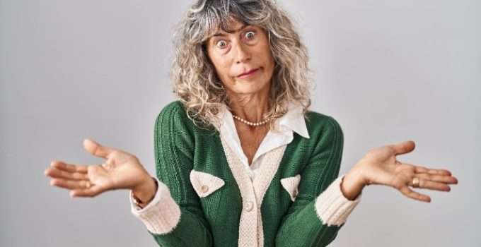 mujer de pelo color desparejo con gesto de duda o pregunta