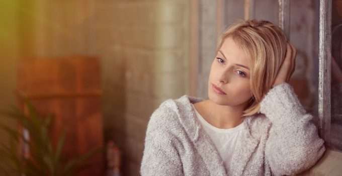 mujer triste porque quiere aplicar balayage sobre reflejos