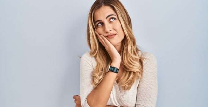 mujer con balayage pensando en su pelo