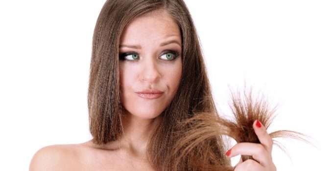 mujer preocupada mirando puntas que no toman color