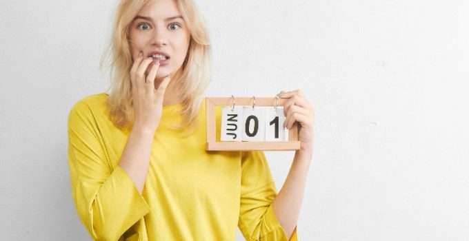 mujer rubia con reflejos con calendario en mano