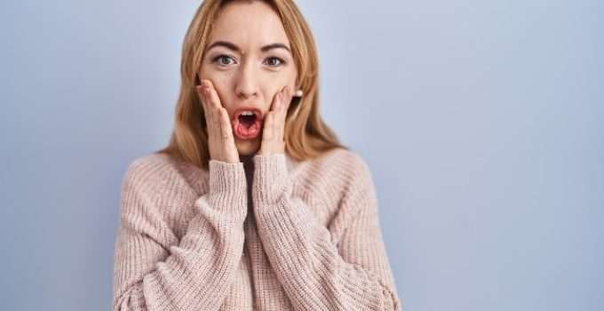 mujer con pelo decolorado con gesto de asombro