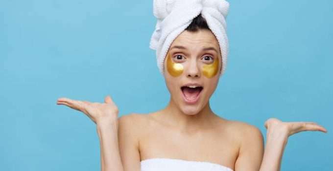 Una chica con gesto de no sé lleva un turbante de toalla