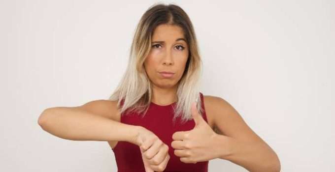 chica baja el pulgar porque le hicieron un mal balayage